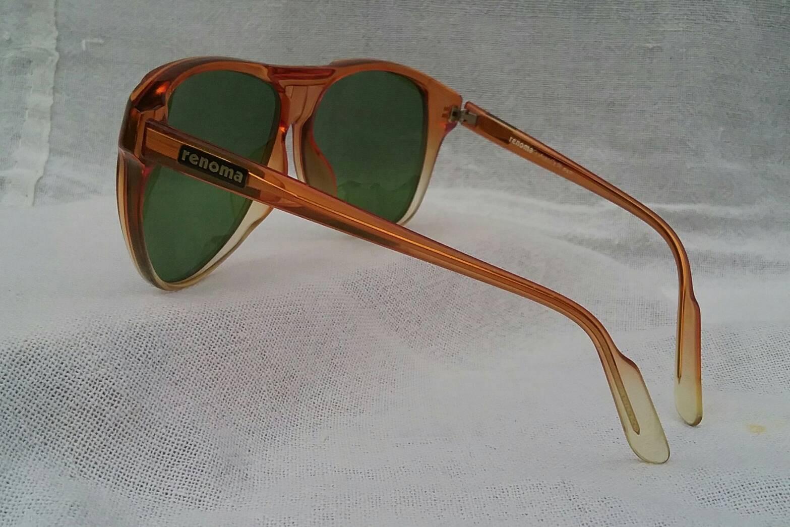 แว่นตาสายพันธุ์ปาริเซียนทศวรรษ 1980's  โมเดลอะซีเทตในดวงใจของ เอลวิส เพรสลีย์, บรูซ ลี, โรเบิร์ต เดอ นีโร, จอห์นนี เดปป์  เลนส์กระจกคริสตัล 'สีเขียวธรรมชาติ'  ราคาพิเศษ !  Vintage RENOMA PARIS handmade in the 1980's in Japan