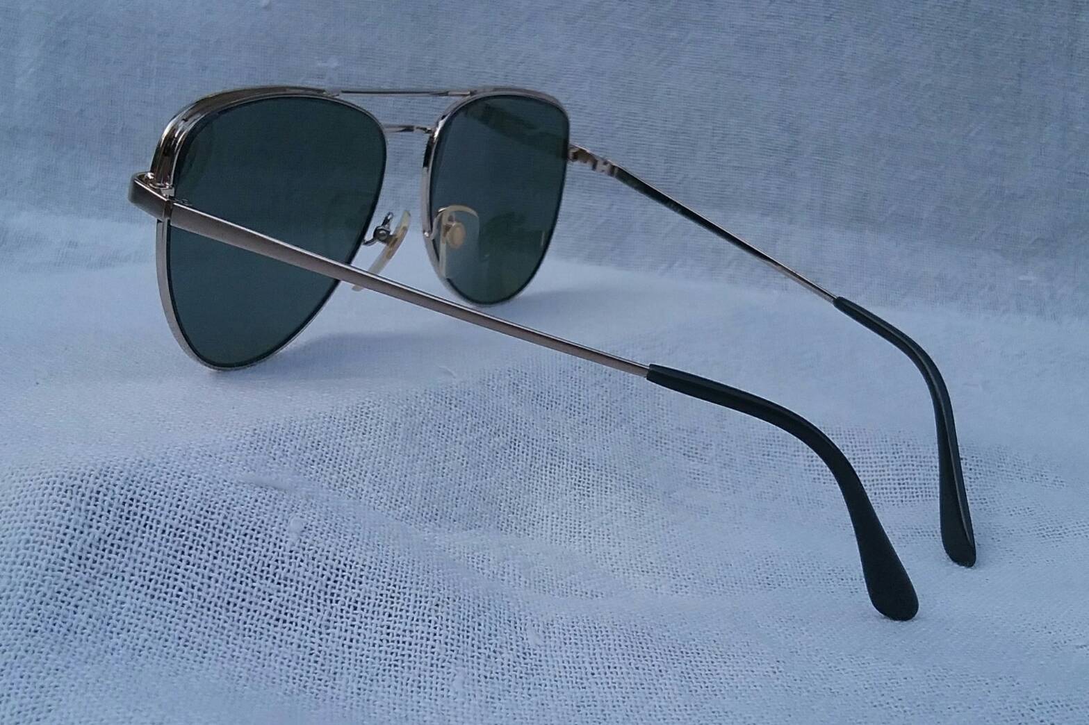 แว่นตาเจ้าบุญทุ่มแห่งทศวรรษที่ 1970's  ทองโกลด์ฟิลด์ 18K  สัดส่วนทองคำบริสุทธิ์ 75%  อุ๊ต๊ะ !  ขนทองมาทำเป็นเหมือง ๆ  โมเดลคลาสสิค 'หยดน้ำตา - นักบิน'  เลนส์กระจกคริสตัล 'สีเทาควันไฟ'  สภาพเทพ / เก่าเก็บ / เหมือนแทบไม่เคยใช้งานมาก่อน !  Vintage JAPANESE GOLD FILLED 18K handmade in the  1970's in Jap