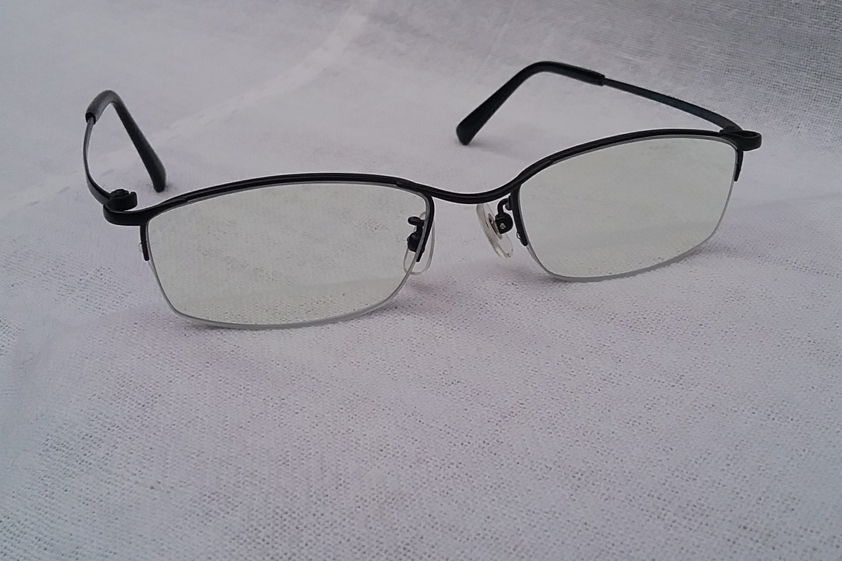 แว่นสายตาระดับพรีเมียมจากประเทศญี่ปุ่น  สมาร์ทฟิต  กรอบไททาเนียมบริสุทธิ์-สิงห์ดำ โมเดล สี่เหลี่ยมผืนผ้า-คลาสสิค โบนัสพิเศษ เลนส์ บลู โพรเทค มัลติโค้ท ใสปิ๊ง ค่าสายตายาวบวก 250 ป้องกันแสงสีฟ้าที่เป็นอันตรายได้อย่างสมบูรณ์แบบ  Authentic SMART FIT handmade in the 2010s in Japan