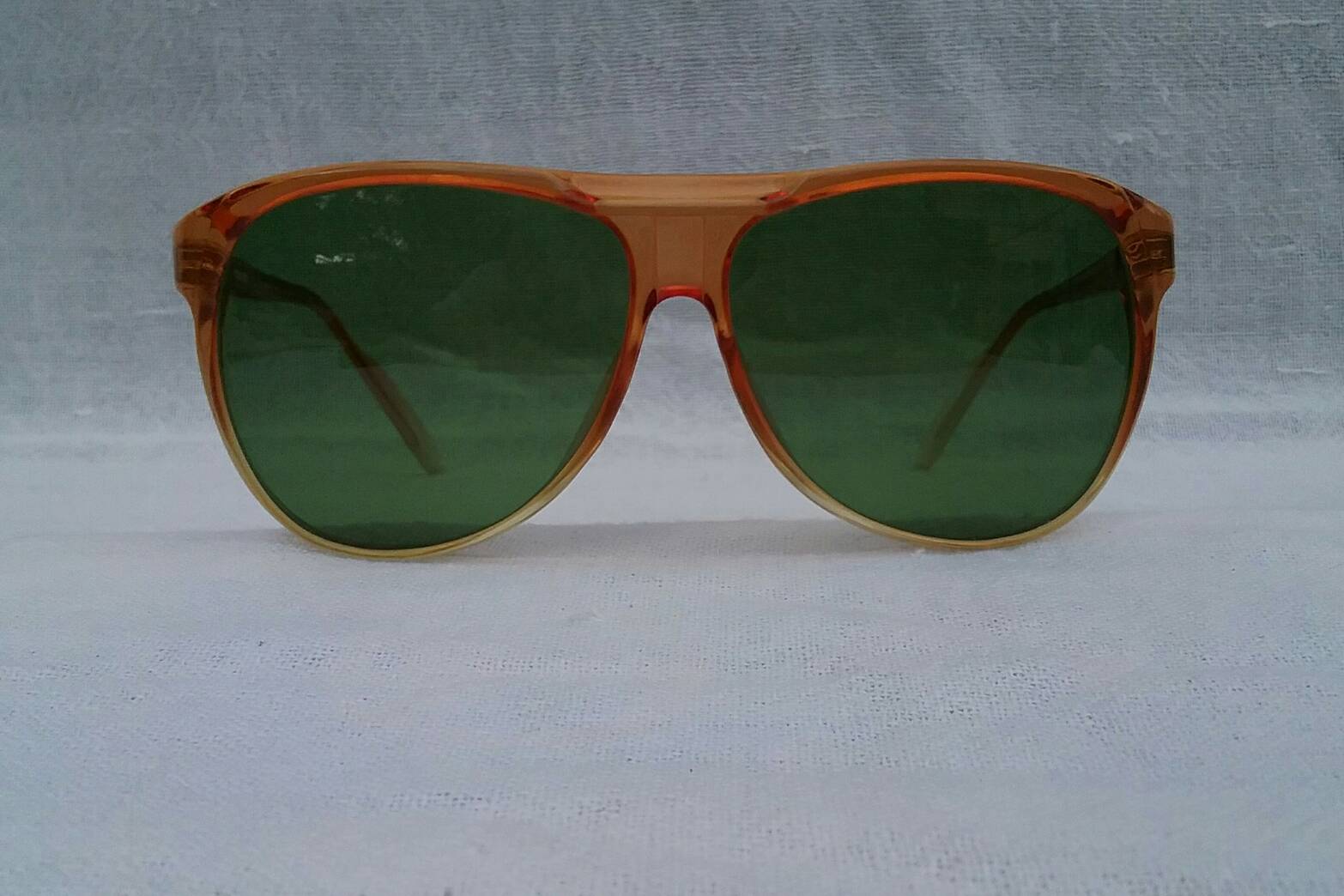 แว่นตาสายพันธุ์ปาริเซียนทศวรรษ 1980's  โมเดลอะซีเทตในดวงใจของ เอลวิส เพรสลีย์, บรูซ ลี, โรเบิร์ต เดอ นีโร, จอห์นนี เดปป์  เลนส์กระจกคริสตัล 'สีเขียวธรรมชาติ'  ราคาพิเศษ !  Vintage RENOMA PARIS handmade in the 1980's in Japan