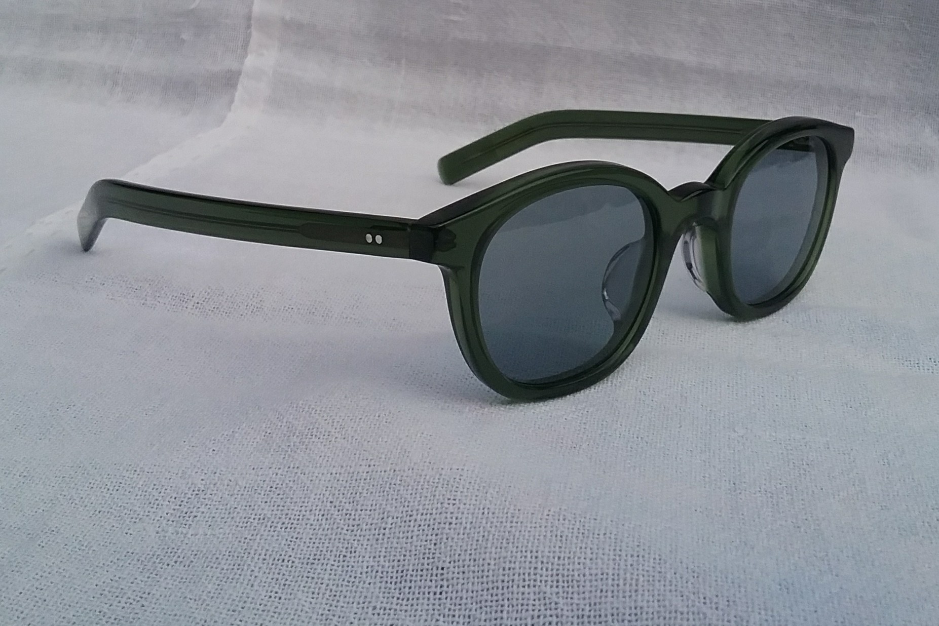 แว่นตาหัตถศิลป์ญี่ปุ่นเกรดพรีเมียม เก่าเก็บทศวรรษ 2010 ราคานักศึกษา กรอบอะซีเทต-โปร่งแสง-สีเขียวนายพราน-Hunter Green ประดับหมุดโลหะสีเงิน 4 ตำแหน่ง แป้นจมูก-ยกสูงสำหรับคนเอเชีย ปลายขาออกแบบกันลื่น เลนส์กระจกคริสตัล สีเทาท้องฟ้า มองเห็นดวงตาผู้สวมใส่ Authentic JAPANESE EYEGLASSES handcrafted in Japan แว่นตาหัตถศิลป์ญี่ปุ่นเกรดพรีเมียม เก่าเก็บทศวรรษ 2010 ราคานักศึกษา กรอบอะซีเทต-โปร่งแสง-สีเขียวนายพราน-Hunter Green ประดับหมุดโลหะสีเงิน 4 ตำแหน่ง แป้นจมูก-ยกสูงสำหรับคนเอเชีย ปลายขาออกแบบกันลื่น เลนส์กระจกคริสตัล สีเทาท้องฟ้า มองเห็นดวงตาผู้สวมใส่ Authentic JAPANESE EYEGLASSES handcrafted in Japan