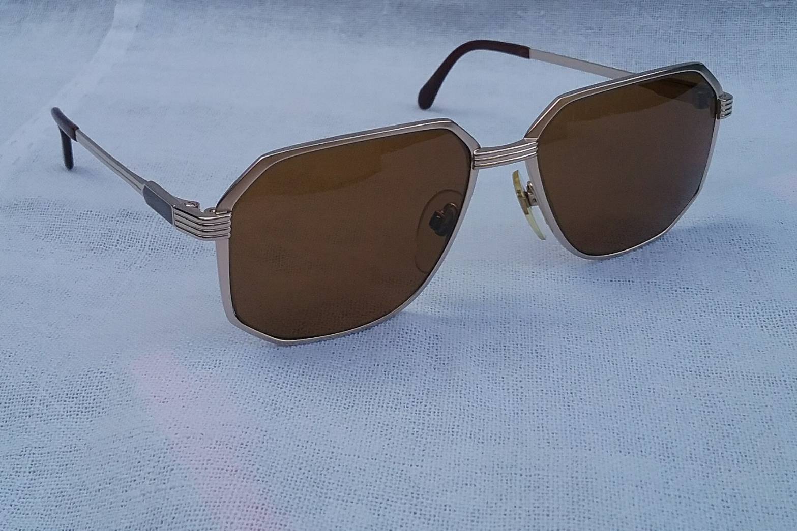 แว่นตาเทพเจ้าของชาวเยอรมัน โรเดนสต็อค รุ่นพิเศษ เอ็กซ์คลูซีฟ ซีรีส์ อลังการงานสร้างทศวรรษ 1990 กรอบไททาเนียมบริสุทธิ์สีทอง เลนส์กระจกคริสตัล หายาก สีน้ำตาลคาราเมล บานพับสปริง โรดาเฟล็กซ์-Rodaflex Hinge ลิขสิทธิ์ผู้เดียวของโรเดนสต็อค ยืดหยุ่น เบาสบาย Vintage RODENSTOCK handmade in Wurzburg, Germany