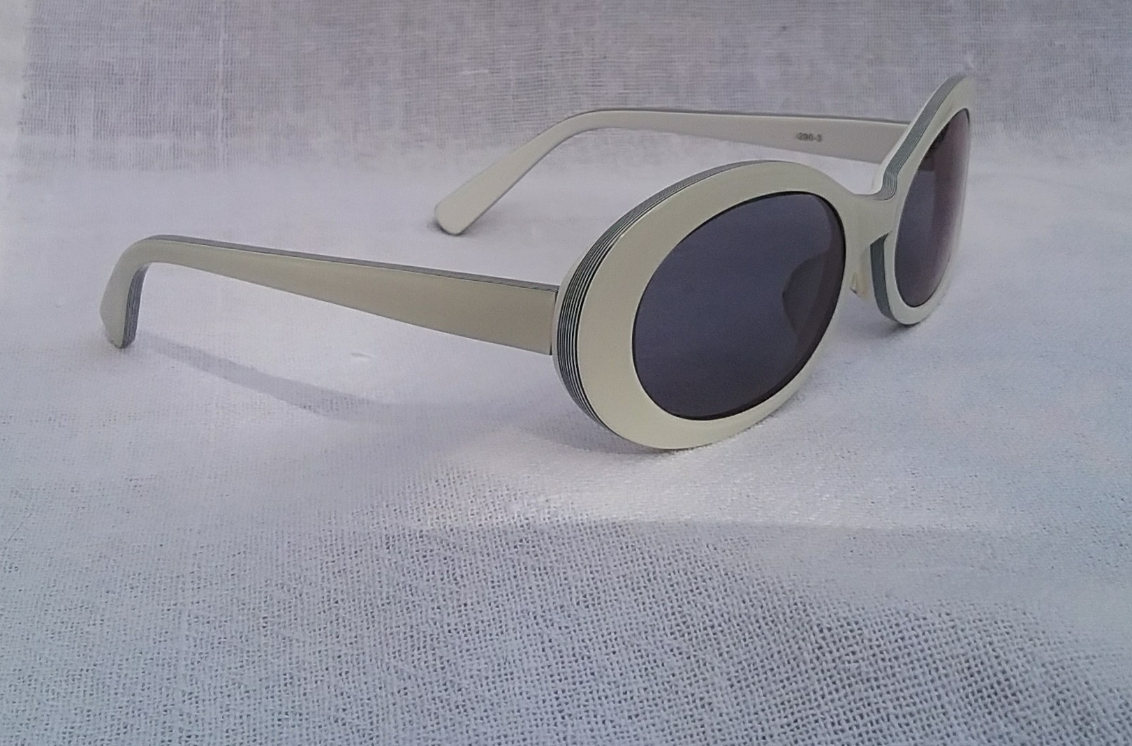 แว่นตาเคิร์ท โคเบน สไตล์ ผู้นำจิตวิญญาณยุคกรันจ์ 90s กอมซาอ็อพติก เก่าเก็บทศวรรษ 2000 ราคาอนุบาลน่ารัก กรอบอะซีเทต-เกรดพรีเมียม-ขาวจั๊ว เลนส์ออโต้โพลีคาร์บอเนทปรับสีอัตโนมัติ ความเข้ม 80 เปอร์เซนต์ กันแดด ป้องกันยูวีและแสงสีฟ้าอันตรายจากคอมพิวเตอร์ได้อย่างสมบูรณ์แบบ Authentic COMME CA OPTIQUE Japan