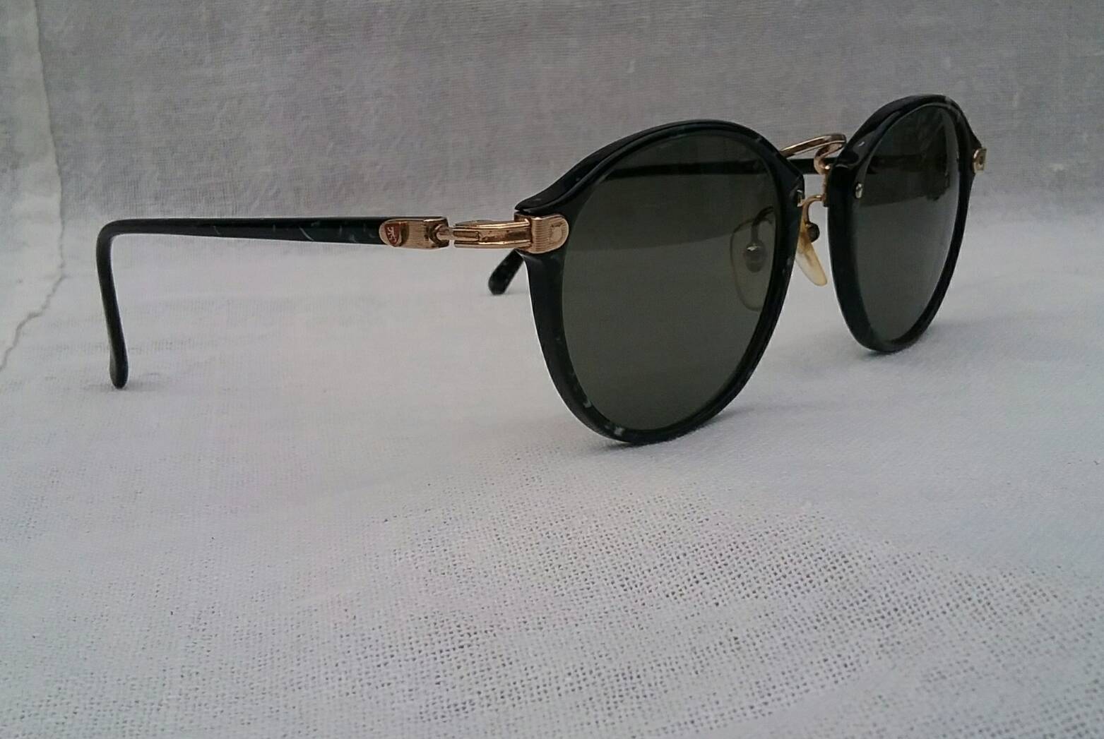 แว่นตาปัญญาชนอังกฤษ 'เคมบริดจ์ ยูนิเวอร์ซิตี้'  วินเทจทศวรรษ 1990's  กรอบคลาสสิค 'อะซีเทต - ลายหินอ่อน'  มุมแว่น และ ก้านขา ประดับงานทองเดินลาย ☆ เลนส์กระจกคริสตัล หายาก 'สีเทาควันไฟ'  Vintage CAMBRIDGE UNIV. handmade in the 1990's in Japan