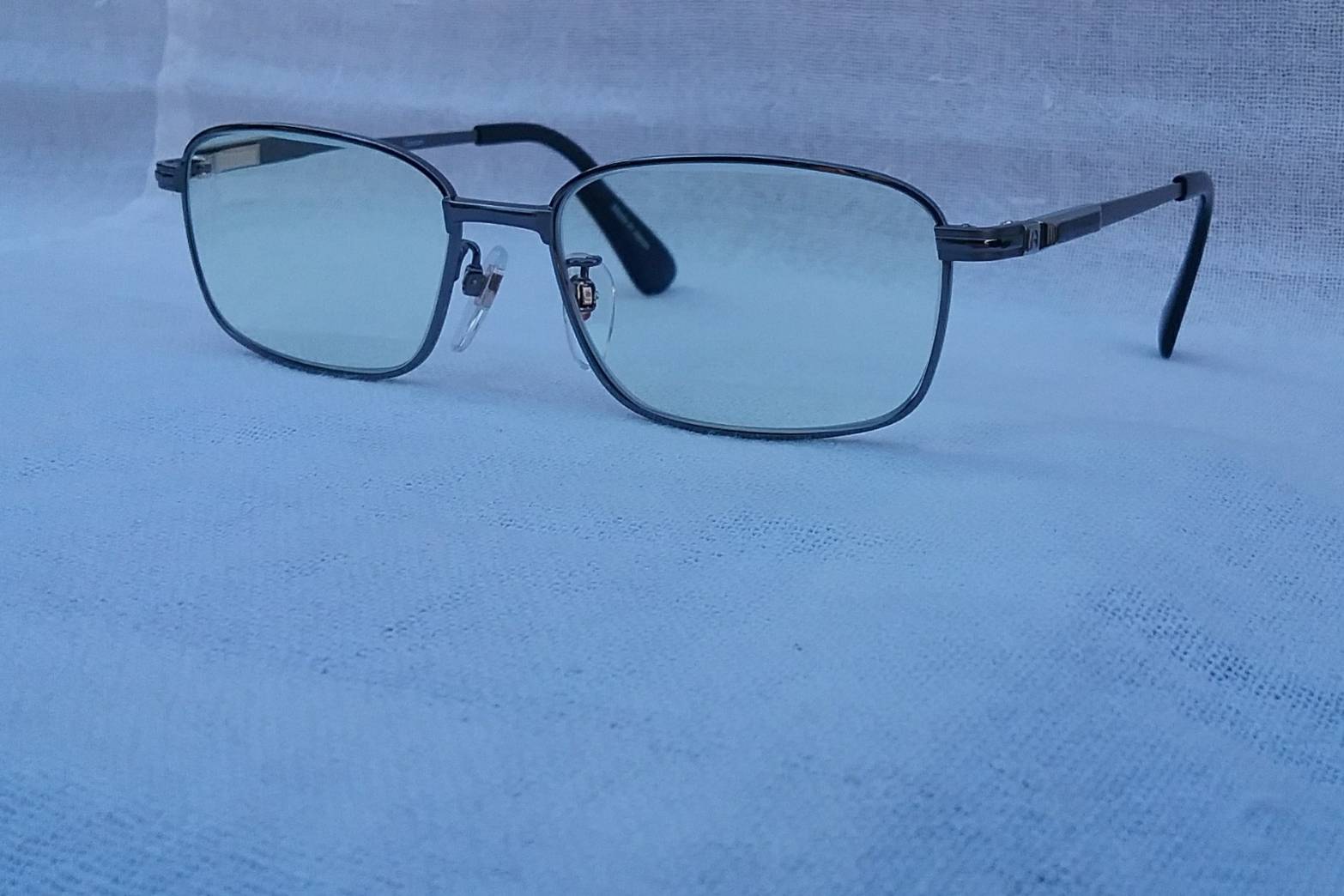 แว่นสายตาเทพเจ้าของชาวเยอรมัน โรเดนสต็อค ไททาเนียมบริสุทธิ์ เอ็กซ์คลูซีฟ ซีรีส์ โบนัสพิเศษ เลนส์ บลู โพรเทค มัลติโค้ท ใสปิ๊ง ค่าสายตาบวก175 ป้องกันแสงสีฟ้าที่เป็นอันตรายได้อย่างสมบูรณ์แบบ บานพับสปริง โรดาเฟล็กซ์ ลิขสิทธิ์ผู้เดียวของโรเดนสต็อค ขนาดมาตรฐาน 138mm Authentic RODENSTOCK handmade in Japan