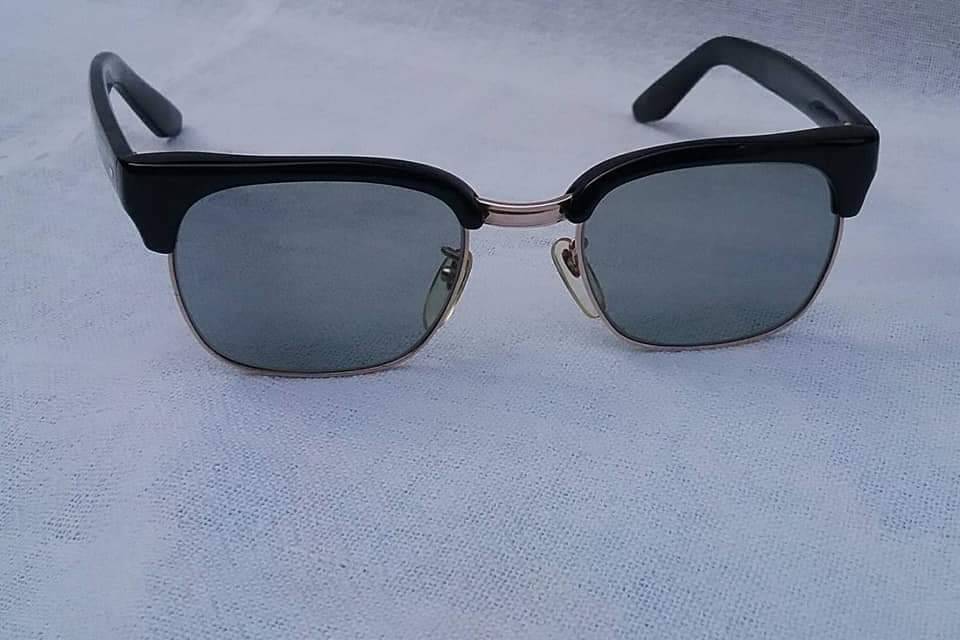 แว่นตาทองโกลด์ฟิลด์ 12K ล้ำค่า สัดส่วนทองคำบริสุทธิ์ 50% 'เอ-น่อน' เจแปนิสแฮนด์เมดทศวรรษ 1960's สภาพเทพ/เก่าเก็บ/งามกริ๊บ โมเดลคลาสสิค 'สี่เหลี่ยม-โบรว์ไลน์-นายกสโมสร' เลนส์กระจกคริสตัล หายาก 'สีเทาท้องฟ้า' มองเห็นดวงตาผูสวมใส่ Vintage ENON OPTICAL handmade in the 1960's in Japan