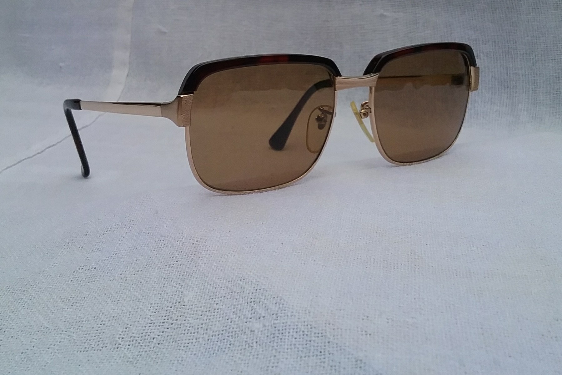 ที่สุดแห่งโคตรแว่นตาเจ้าบุญทุ่ม ทองโกลด์ฟิลด์ 22K หายาก สัดส่วนทองคำบริสุทธิ์ 91.66 เปอร์เซนต์ วิสต้า ราคาเจ้าของเหมืองมาเอง เก่าเก็บทศวรรษ 1970 โมเดลคลาสสิค สี่เหลี่ยม-โบรว์ไลน์-คลับมาสเตอร์-นายกสโมสร เลนส์กระจกคริสตัล สีกากี-สว่าง ขนาดมาตรฐาน 135mm Vintage VISTA handmade in the 1970s in Japan