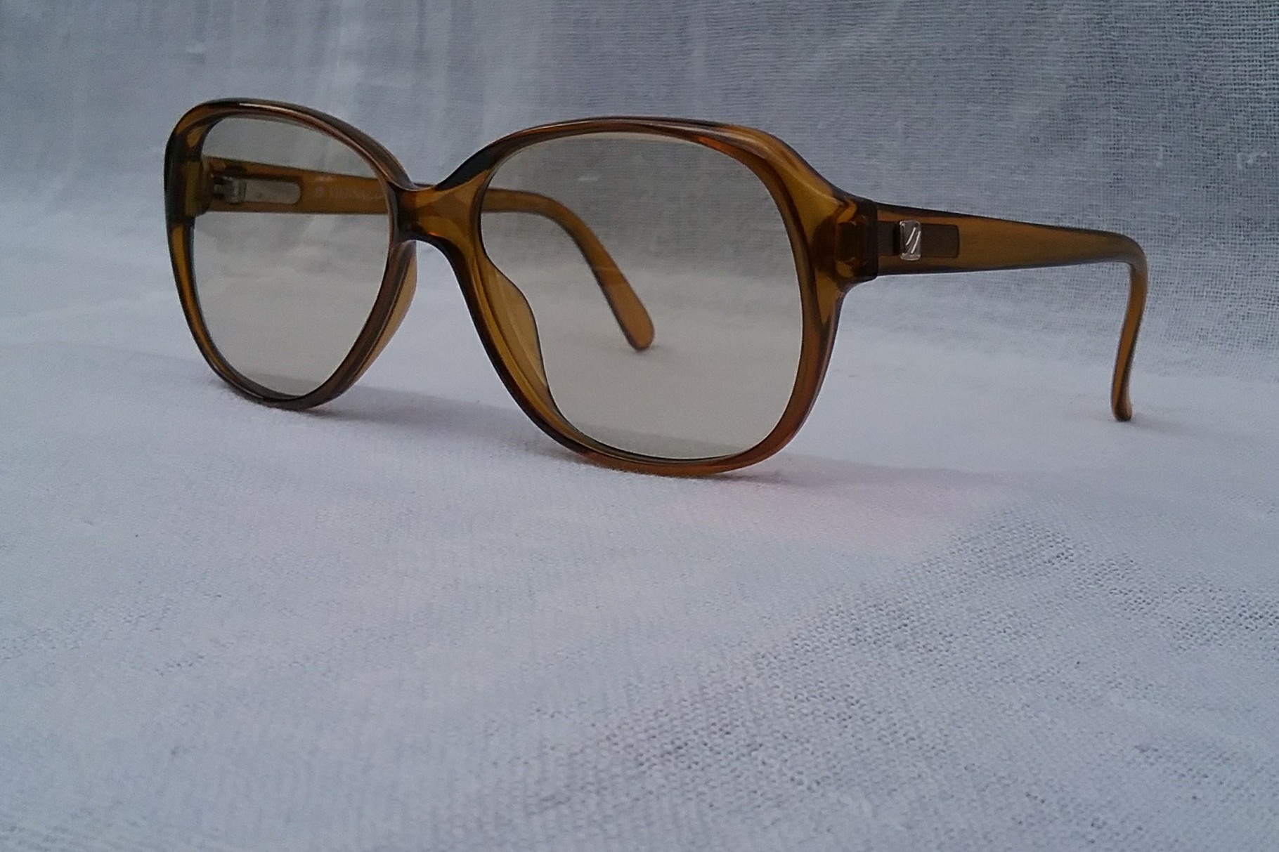แว่นตาแนว นีโอ-คลาสสิค จากออสเตรีย ดินแดนช่างฝีมือที่ดีที่สุดของโลก เวียนนาไลน์ ทศวรรษ 1980 ราคานักศึกษา กรอบสุดยอดวัสดุ อ็อพทิล-โปร่งแสง เลนส์กระจกคริสตัล สีน้ำตาลอ่อน-สว่าง มองเห็นดวงตาผู้สวมใส่ บานพับสปริงหลัง-Back Spring Hinge ยืดหยุ่นได้ทุกขนาดใบหน้า Vintage VIENNALINE Handmade in Austria
