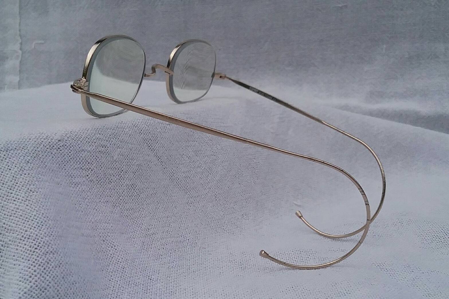 แว่นสายตาอเมริกันทศวรรษ 1990's ***โบนัสพิเศษ : เลนส์ บลู โพรเทค มัลติโค้ท ใสปิ๊ง ค่าสายตา +200  โมเดลคลาสสิคยุควิกตอเรีย 'สี่เหลี่ยมผืนผ้า - วินด์เซอร์'  สภาพวินเทจใช้งานถนอม !  Vintage ESPRIT handmade in the 1990's in USA