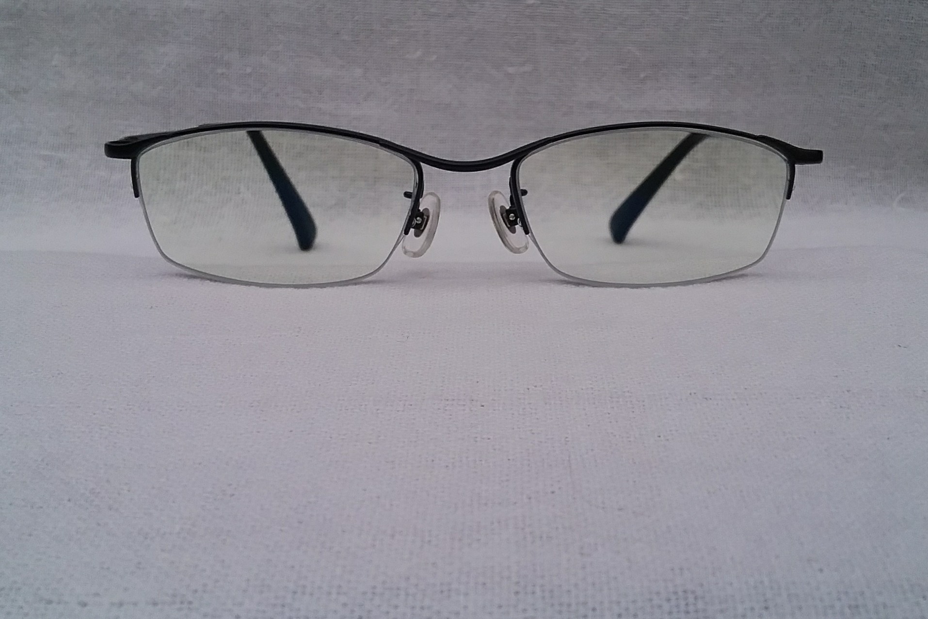 แว่นสายตาระดับพรีเมียมจากประเทศญี่ปุ่น  สมาร์ทฟิต  กรอบไททาเนียมบริสุทธิ์-สิงห์ดำ โมเดล สี่เหลี่ยมผืนผ้า-คลาสสิค โบนัสพิเศษ เลนส์ บลู โพรเทค มัลติโค้ท ใสปิ๊ง ค่าสายตายาวบวก 250 ป้องกันแสงสีฟ้าที่เป็นอันตรายได้อย่างสมบูรณ์แบบ  Authentic SMART FIT handmade in the 2010s in Japan