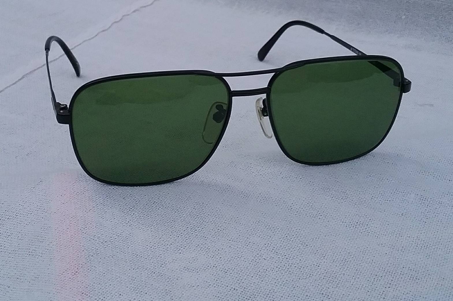 แว่นตาระดับไฮ-เอนด์ของประเทศญี่ปุ่น ไททาเนียมบริสุทธิ์-สิงห์ดำ 'ลิชต์' เจแปนิสแฮนด์เมดทศวรรษ 2000's โมเดลคลาสสิค 'สี่เหลี่ยม-นักบิน' เลนส์กระจกคริสตัล 'สีเขียวใบสน' (Pine Green) ขนาดมาตรฐาน 140mm สภาพเทพ/เก่าเก็บ/งามกริ๊บ! Vintage LICHT handmade in Japan