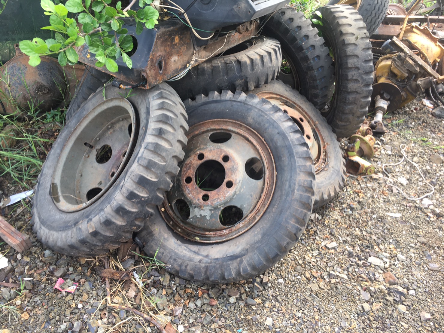 ขายยาง รถทหาร 5น็อต 7.50-20 พร้อมกระทะ เส้น2000บาท