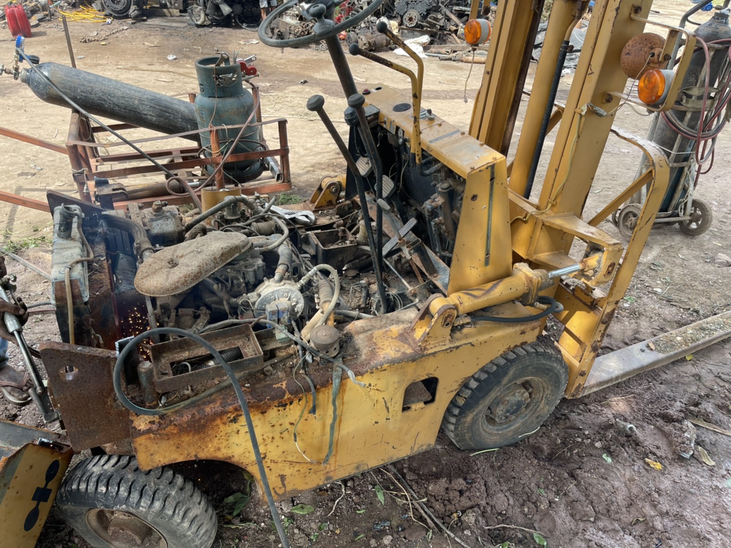 ตัดแยกอะไหล่ รถโฟคลิป โคมัสสุ เบนซิน 2 ตัน ราคาเบาๆ0816278866