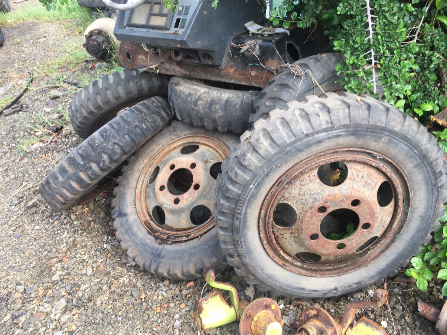 ขายยาง รถทหาร 5น็อต 7.50-20 พร้อมกระทะ เส้น2000บาท