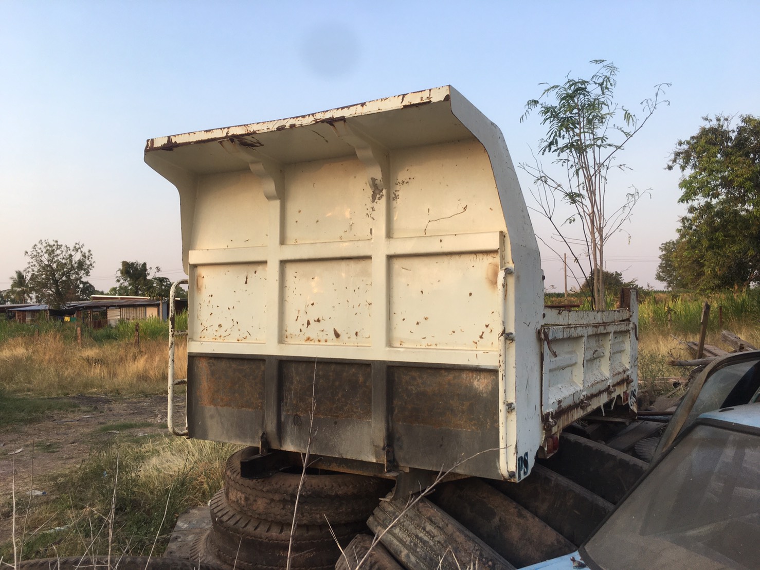 ขายกระบะพร้อมชุดดั้ม ISUZU 38000 บาท ยาว3.00เมตร กว้าง 1.76เมตร