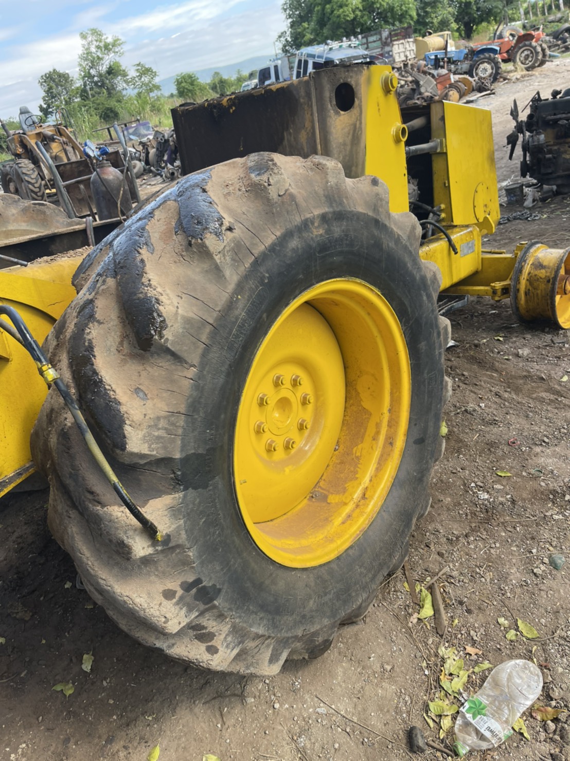 ยางพร้อมกะทะ รถหน้าตักหลังขุด JCB 1คู่ 13500 บาท 0816278866