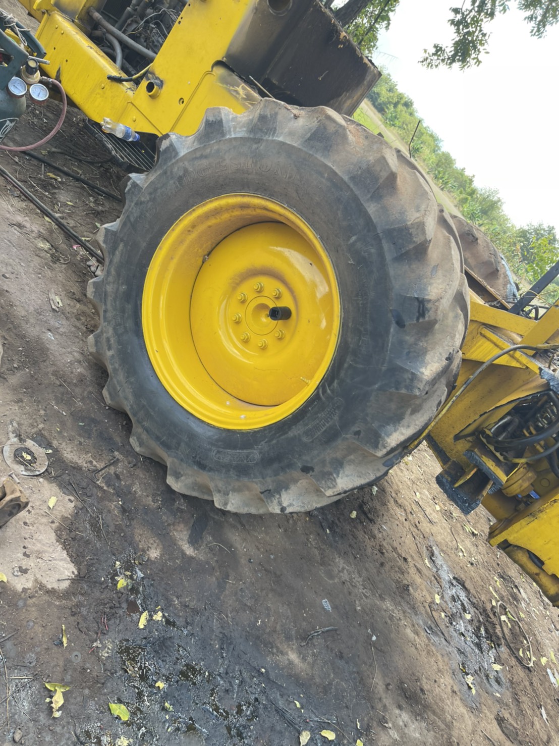 ยางพร้อมกะทะ รถหน้าตักหลังขุด JCB 1คู่ 13500 บาท 0816278866