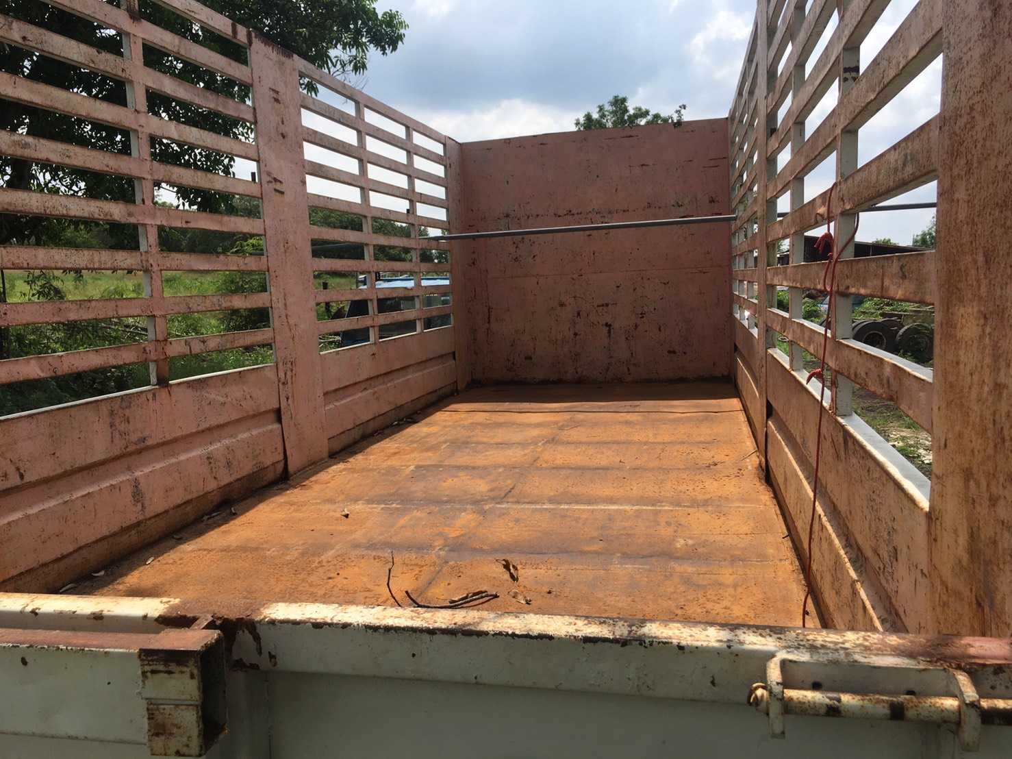 ขายกะบะคอกเหล็กหนา ยาว6.90เมตร กว้าง2.50เมตร คัสชีเทียม 85ชม 50000บาท