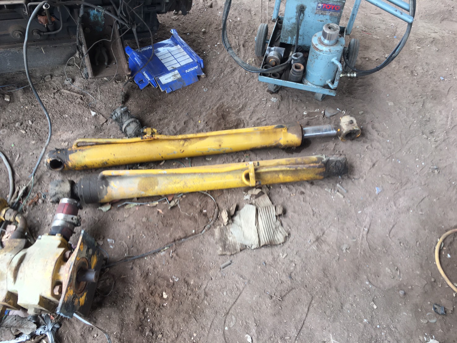 กระบอกไฮรโดรลิค คู่ ละ7500บาท พร้อมใช้งาน