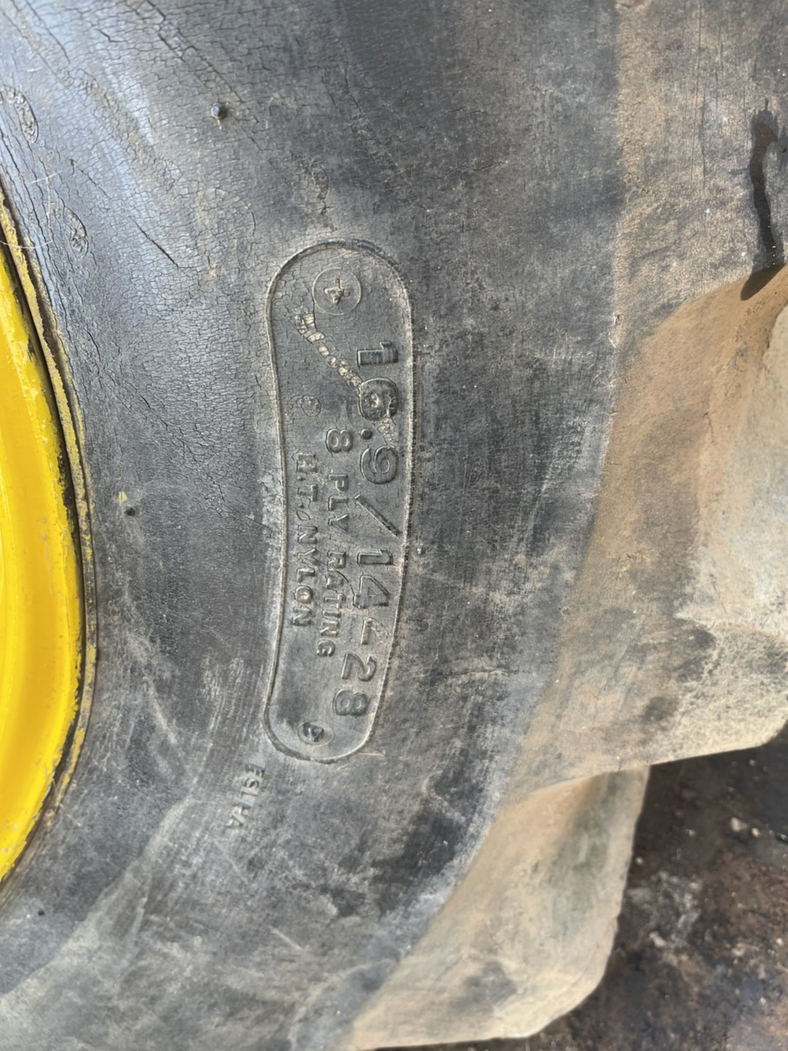 ยางพร้อมกะทะ รถหน้าตักหลังขุด JCB 1คู่ 13500 บาท 0816278866