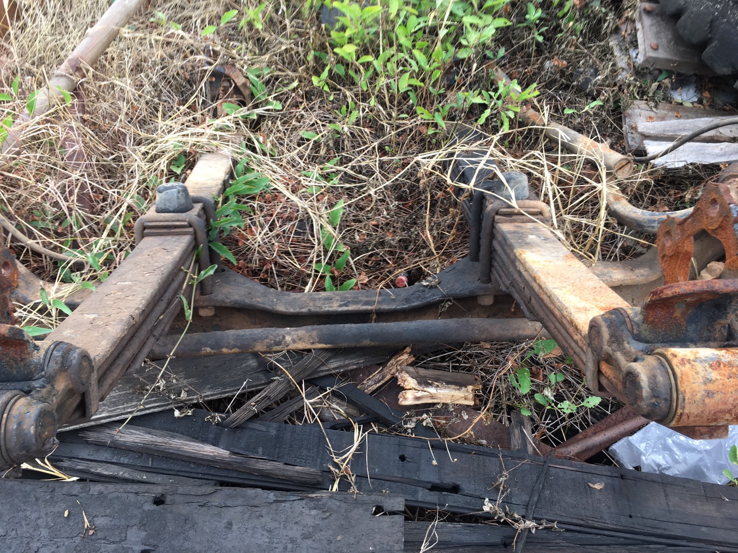 คานหน้า Hino พร้อมแหนบ สดือ27นิ้ว 13500บาท