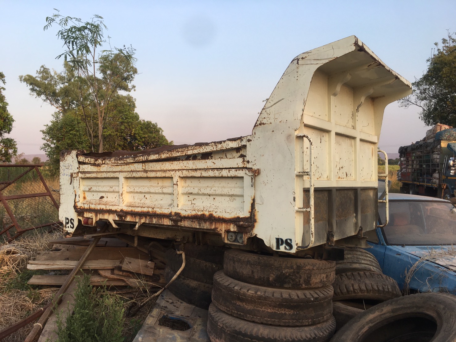 ขายกระบะพร้อมชุดดั้ม ISUZU 38000 บาท ยาว3.00เมตร กว้าง 1.76เมตร ขายกระบะพร้อมชุดดั้ม ISUZU 38000 บาท ยาว3.00เมตร กว้าง 1.76เมตร