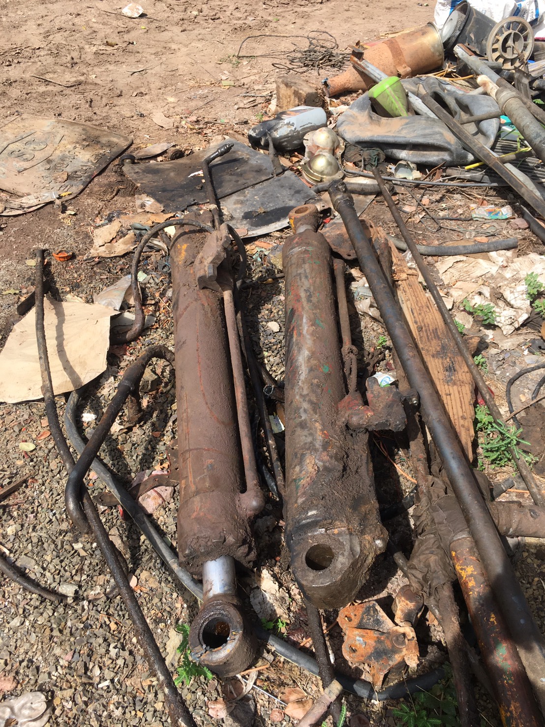 กระบอกไฮโรลิค ยาว140ชม แกน 64มม คู่ 13500 บาท พร้อมใช้งาน