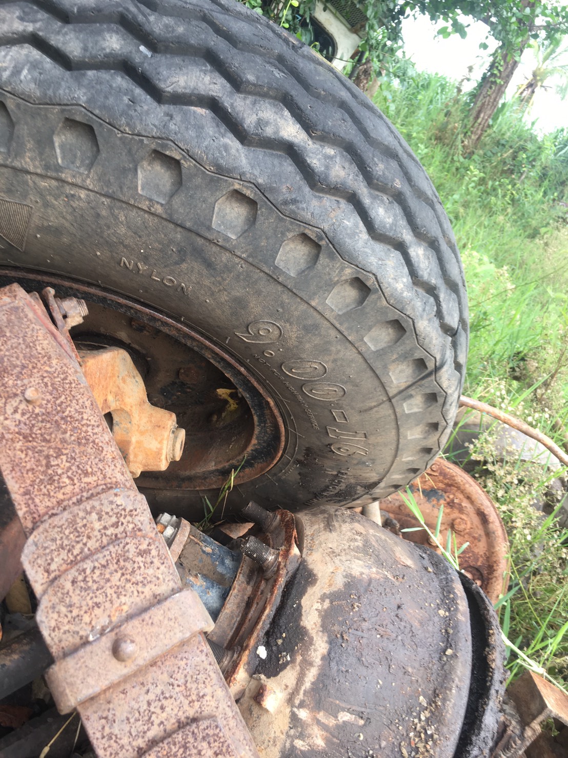 ขายยางกะทะพร้อมคานหน้ารถตักJCB Cx3 ยางขอบ9.00-16 ยกชุด12000บาท