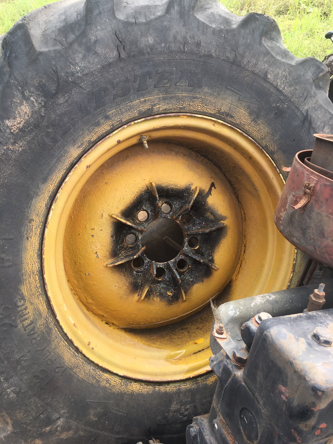 ขายยางพร้อมกระทะ 18.4-26 คู่ละ9000บาท