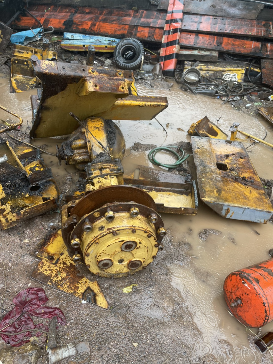 เพลา รถตักโกเบ LK300A เส้น 25000 บาท 0816278866