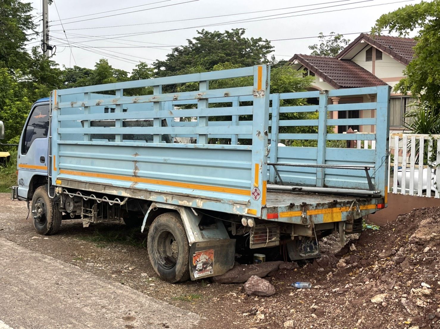 แยกขายกระบะ แสตนเลส ใส่หกล้อ NPR  95000 บาท พร้อมใช้งาน ยาว 4.10 เมตร