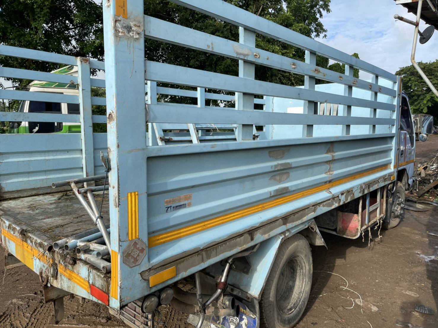 แยกขายกระบะ แสตนเลส ใส่หกล้อ NPR  95000 บาท พร้อมใช้งาน ยาว 4.10 เมตร