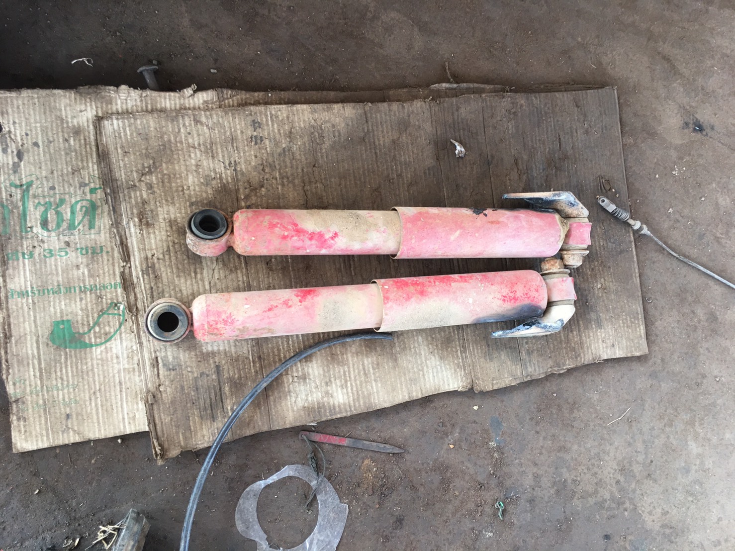 โช๊คหหน้า Hino 10 ล้อ คู่ 1900 บาท