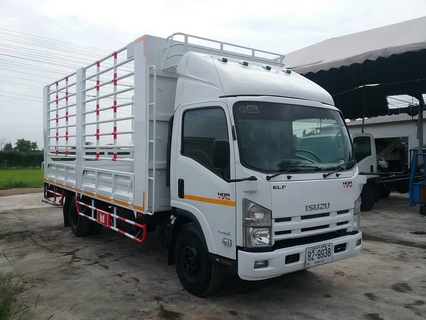 "ISUZU NQR (6 ล้อ-รถห้างแท้) เครื่อง 175 แรง เทอร์โบ ปี 2557 รถถูกคัดสรรผ่านมาตรฐาน"