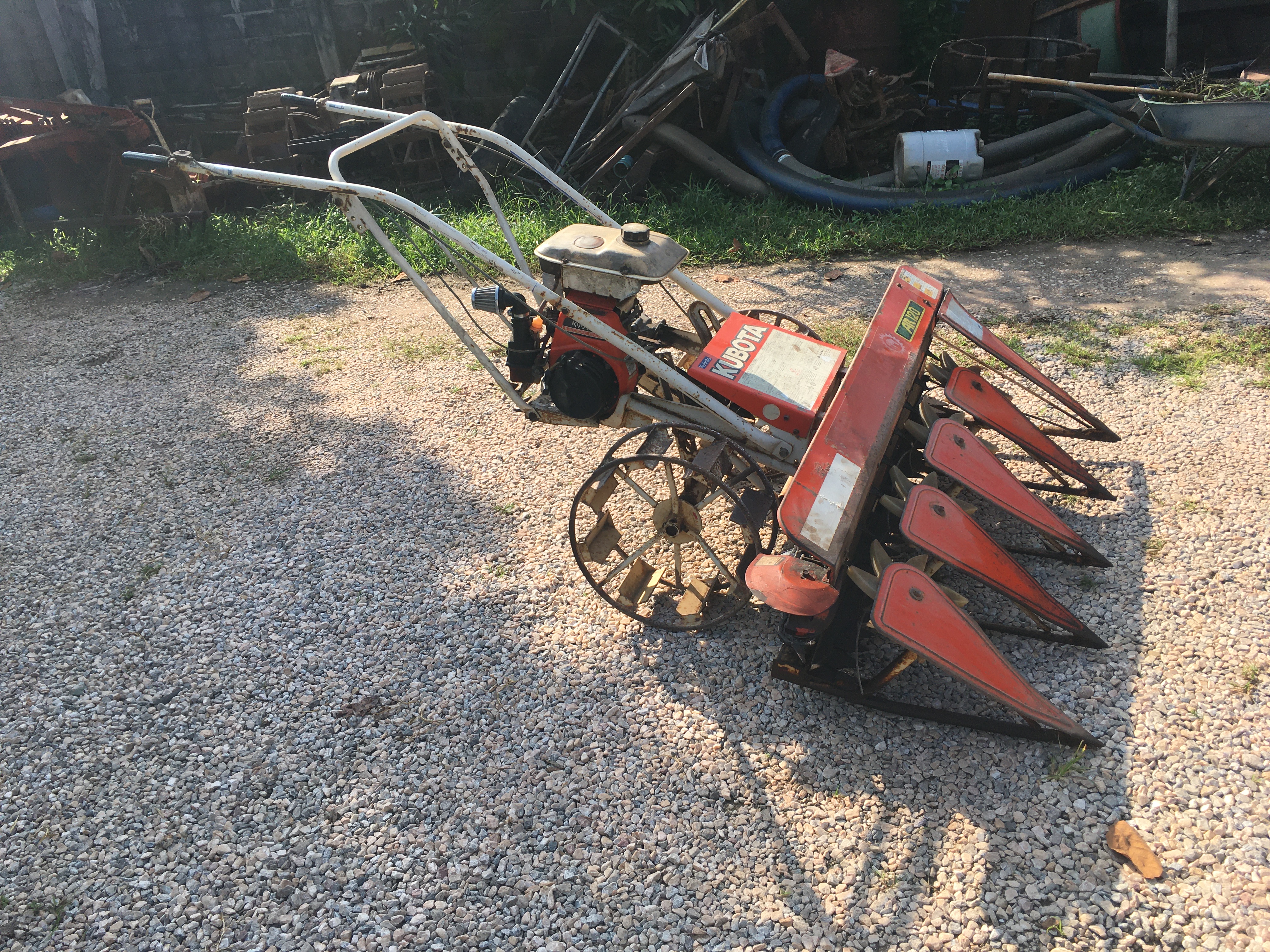 ขายรถเกี่ยวข้าววางรายมือสองKubota AR120L ขนาดใบตัดข้าว1.2เมตรเกี่ยวข้าวแล้วตากเป็นต้นโทร088-9049322