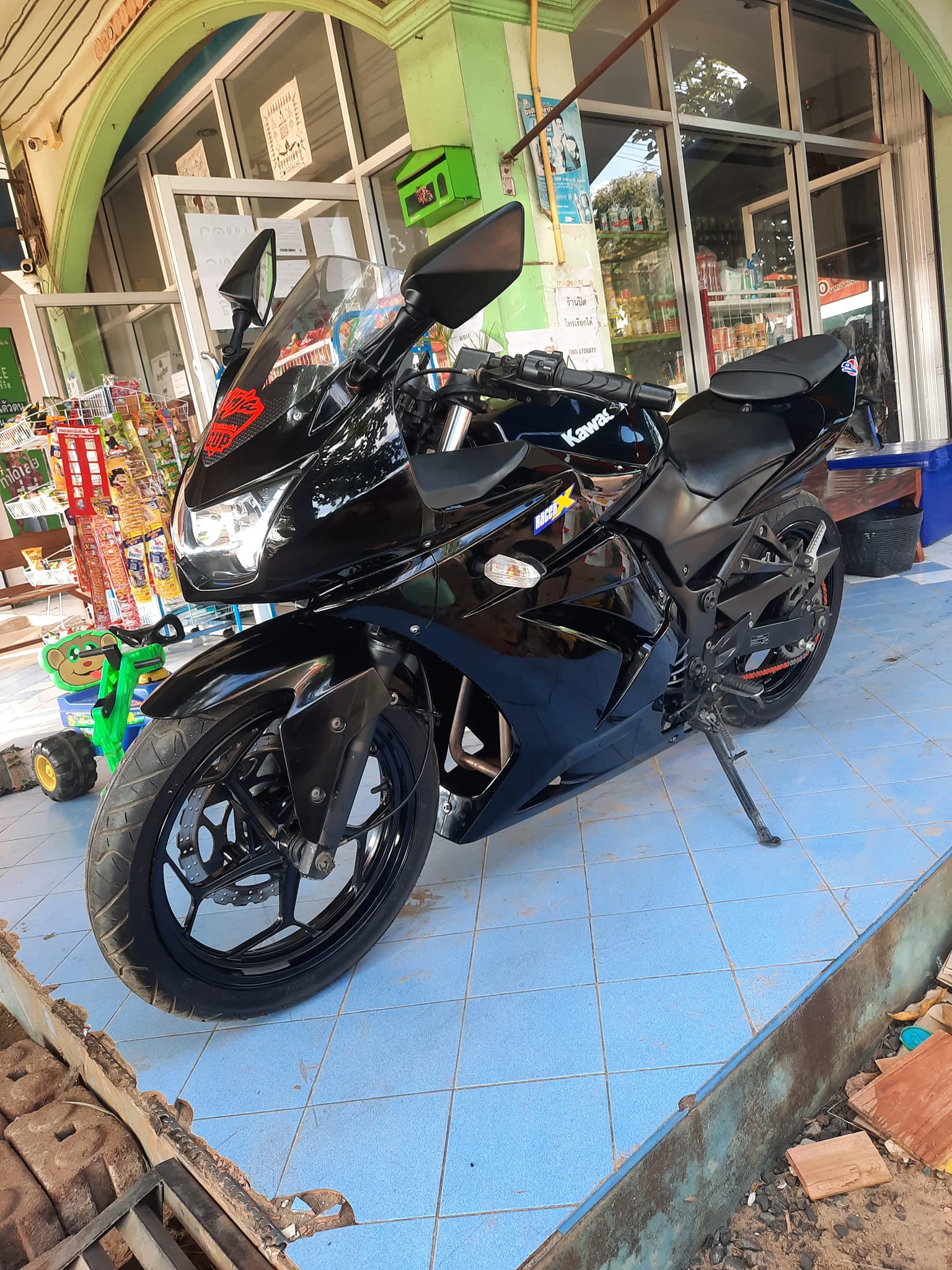 ขายลูกเดียว ninja250R รถสภาพสวยดี พร้อมใช้งาน ขายลูกเดียว ninja250R รถสภาพสวยดี พร้อมใช้งาน