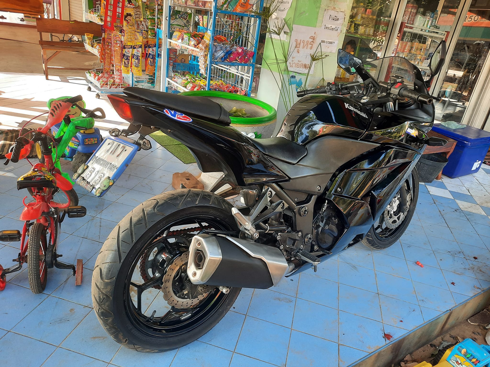 ขายลูกเดียว ninja250R รถสภาพสวยดี พร้อมใช้งาน ขายลูกเดียว ninja250R รถสภาพสวยดี พร้อมใช้งาน