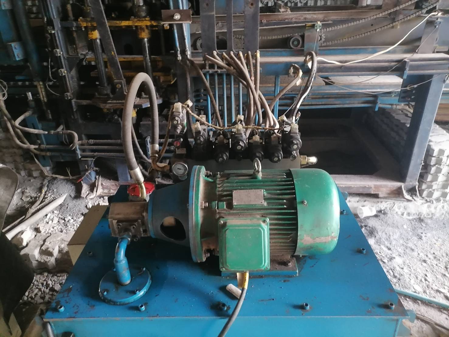 เครื่องทำอิฐบล็อคครบเซ็ท 5 ก้อน 500,000บาท ใช้งานปรกติ ราคาต่อรองได้ครับ (โทร) 081-7410515