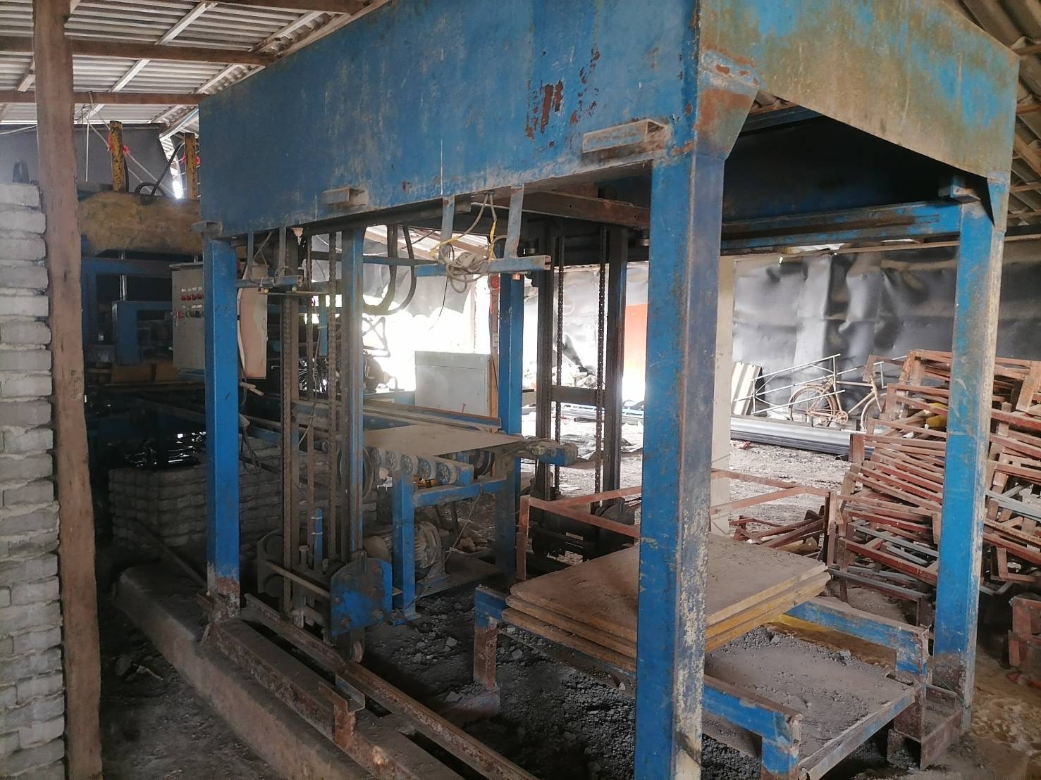 เครื่องทำอิฐบล็อคครบเซ็ท 5 ก้อน 500,000บาท ใช้งานปรกติ ราคาต่อรองได้ครับ (โทร) 081-7410515