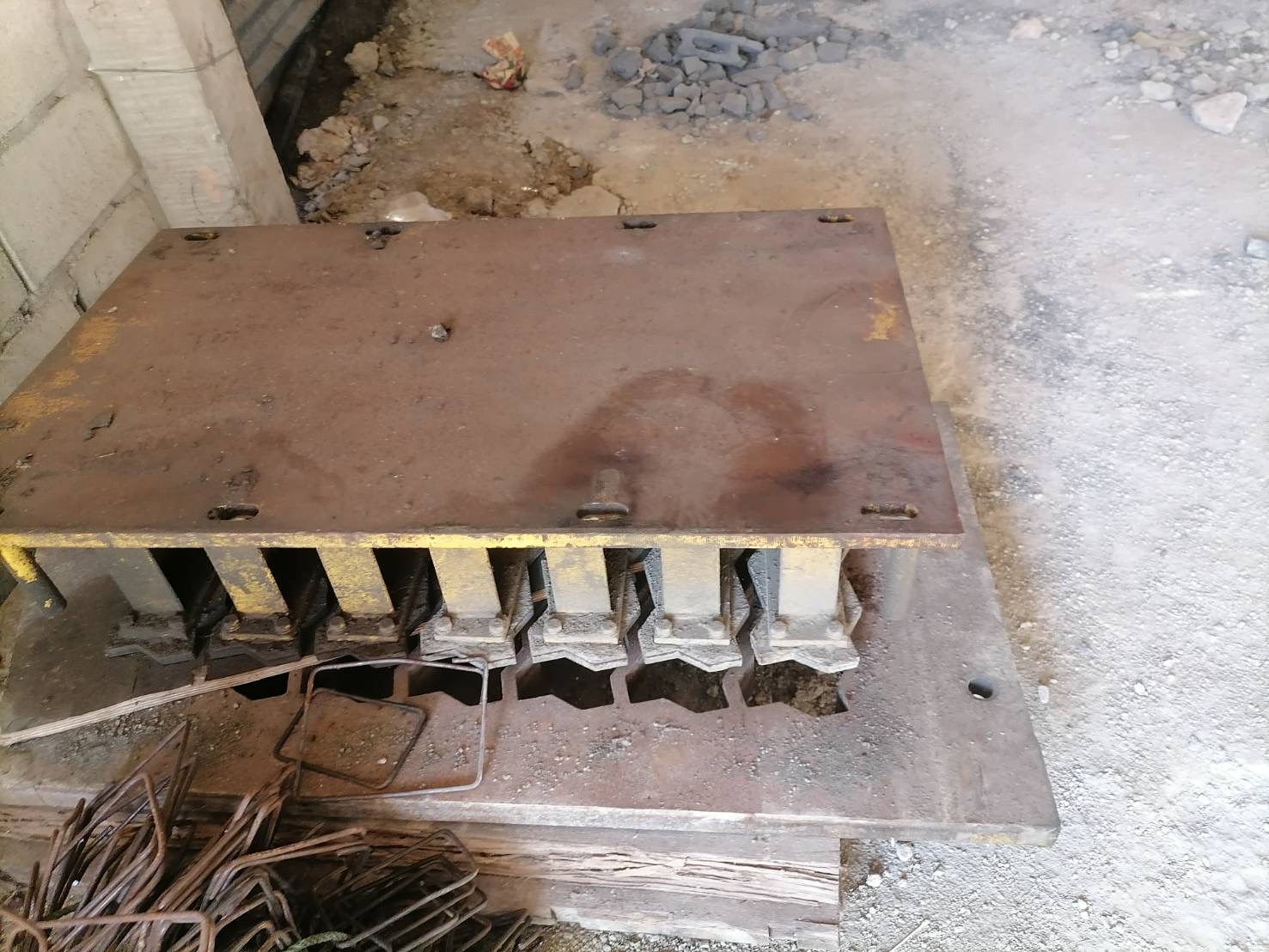 เครื่องทำอิฐบล็อคครบเซ็ท 5 ก้อน 500,000บาท ใช้งานปรกติ ราคาต่อรองได้ครับ (โทร) 081-7410515