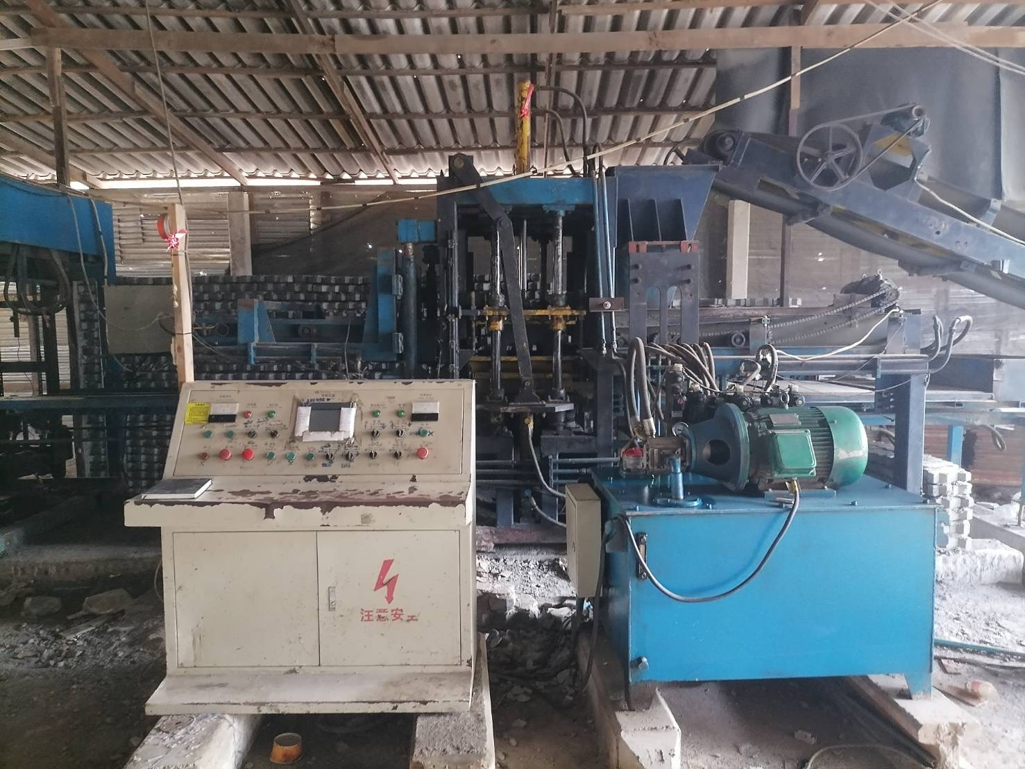 เครื่องทำอิฐบล็อคครบเซ็ท 5 ก้อน 500,000บาท ใช้งานปรกติ ราคาต่อรองได้ครับ (โทร) 081-7410515