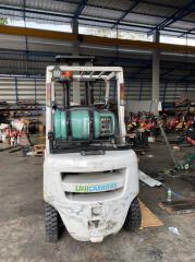 ขายด่วนรถยกนิสสัน เครื่องยนต์เบนซินแก๊ส ขนาด2.5 ตัน เสา 6 เมตร เกียร์ออโต้