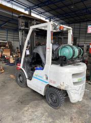 ขายด่วนรถยกนิสสัน เครื่องยนต์เบนซินแก๊ส ขนาด2.5 ตัน เสา 6 เมตร เกียร์ออโต้