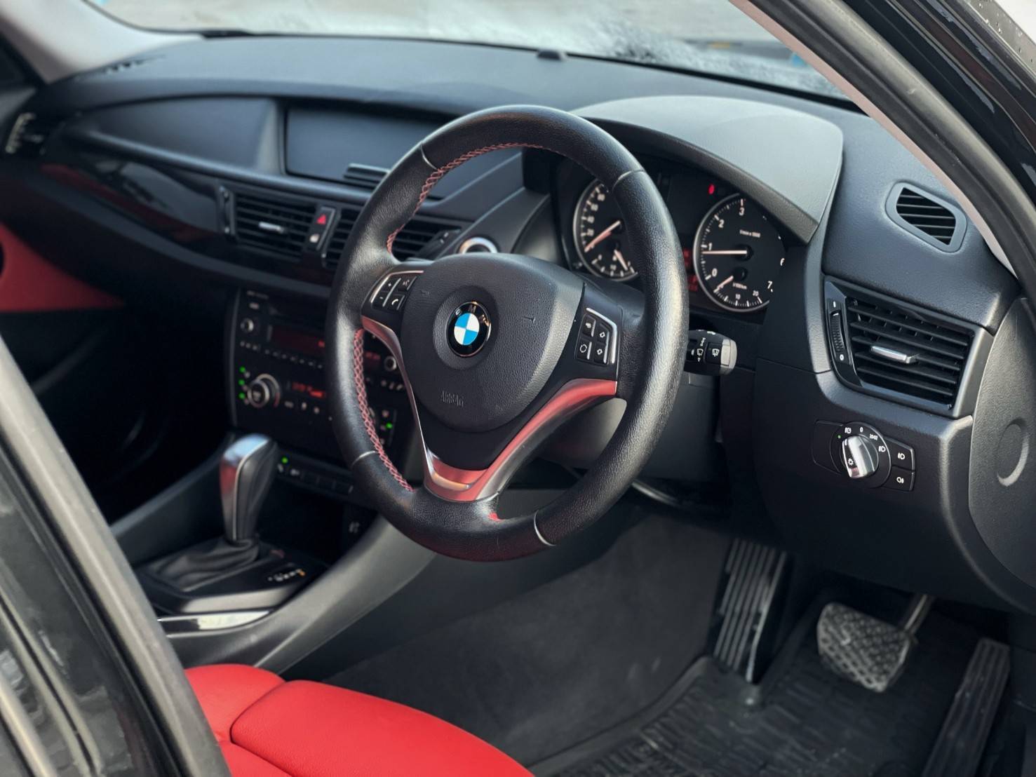 BMW X1 Sdrive18i 2.0 Sport TOP ปี 2013 แท้ ภายในแดง ใช้งานน้อย ตัวใหม่ Minor Change พวงมาลัยเบาแล้ว 