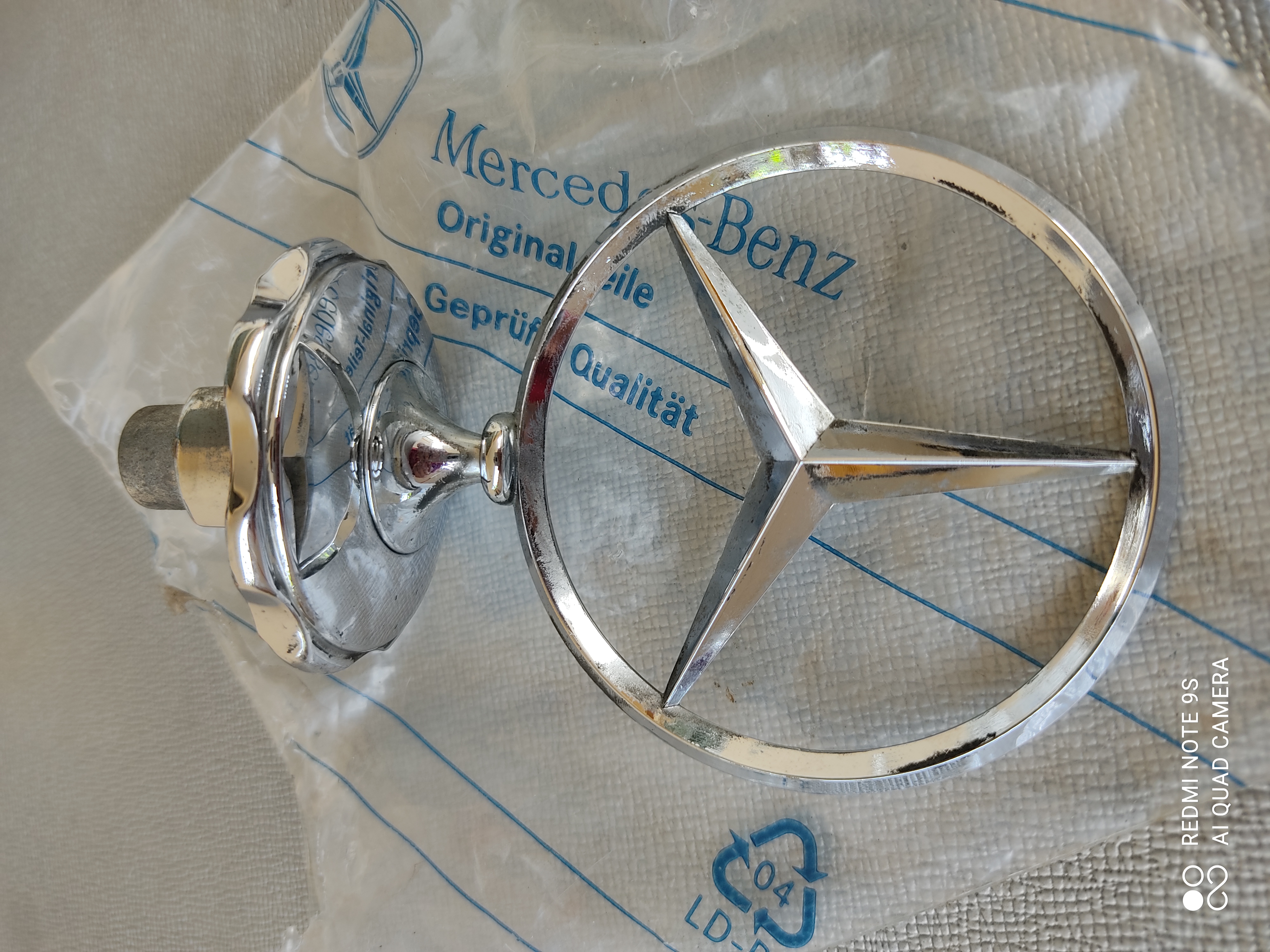 ดาวลอยพร้อมฐาน Mercedes-benz ทับแปด W114 / W115 รุ่นกระจังกว้าง (ซีรี่2) ของใหม่แท้ NOS หายาก ดาวลอยพร้อมฐาน Mercedes-benz ทับแปด W114 / W115 รุ่นกระจังกว้าง (ซีรี่2) ของใหม่แท้ NOS หายาก