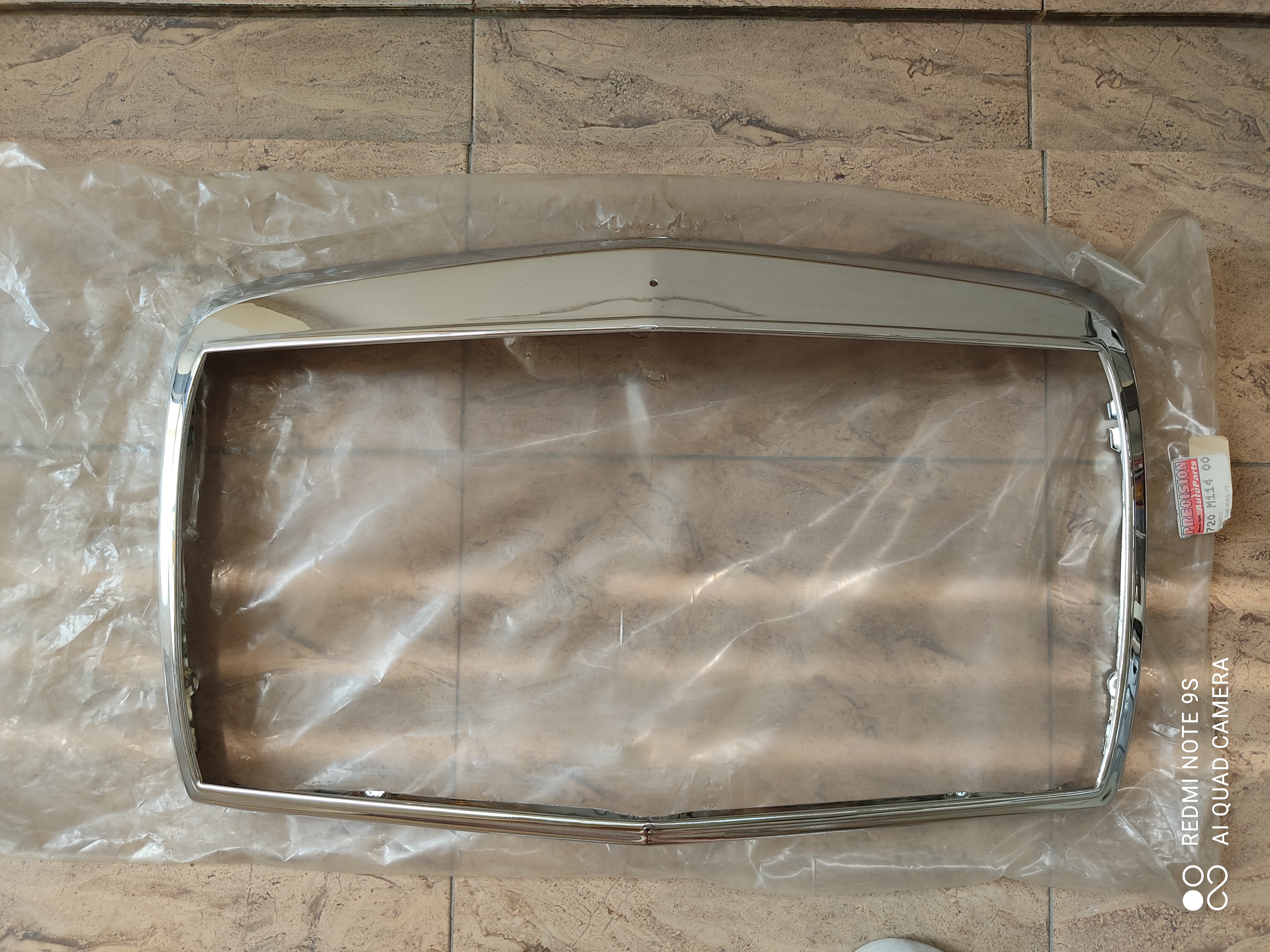 กระจังหน้าโครเมื่ยม Mercedes Benz W114 W115 รุ่นกระจังหน้าแคบ-series1 ของแท้ใหม่เก่าเก็บ NOS