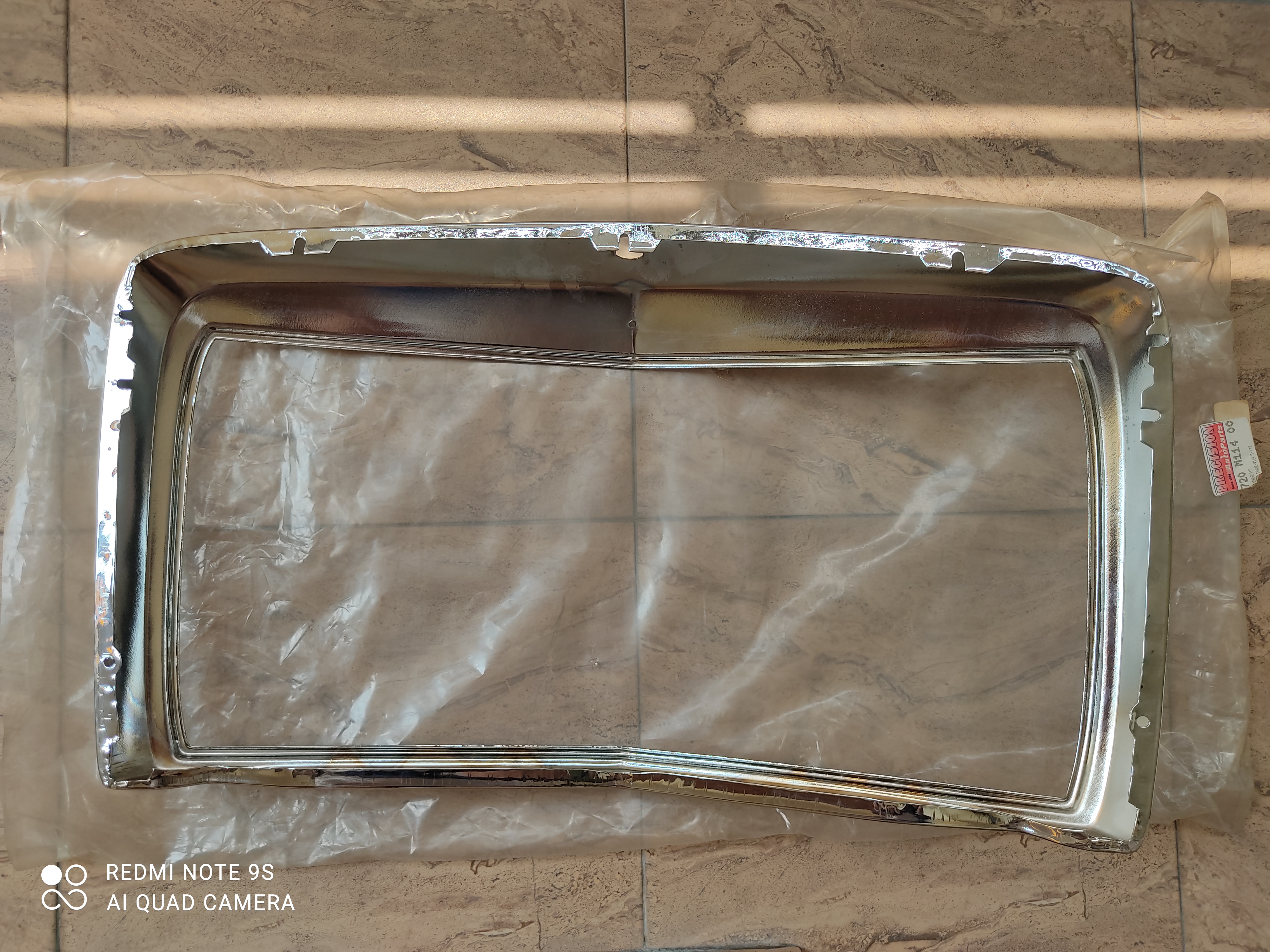 กระจังหน้าโครเมื่ยม Mercedes Benz W114 W115 รุ่นกระจังหน้าแคบ-series1 ของแท้ใหม่เก่าเก็บ NOS กระจังหน้าโครเมื่ยม Mercedes Benz W114 W115 รุ่นกระจังหน้าแคบ-series1 ของแท้ใหม่เก่าเก็บ NOS