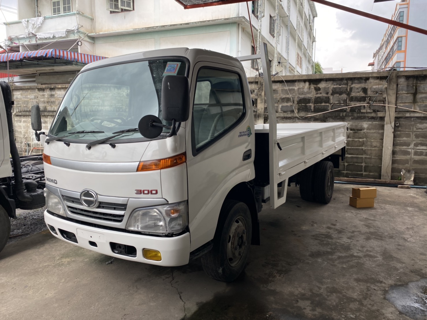 HINO DUTRO 300 จดทะเบียนปี 55 เครื่อง 136 แรงม้า คัสซียาว 4.3 เมตร กระบะเหล็กทั้งลูก เครื่องดี คัสซีสวย สภาพพร้อมใช้งาน