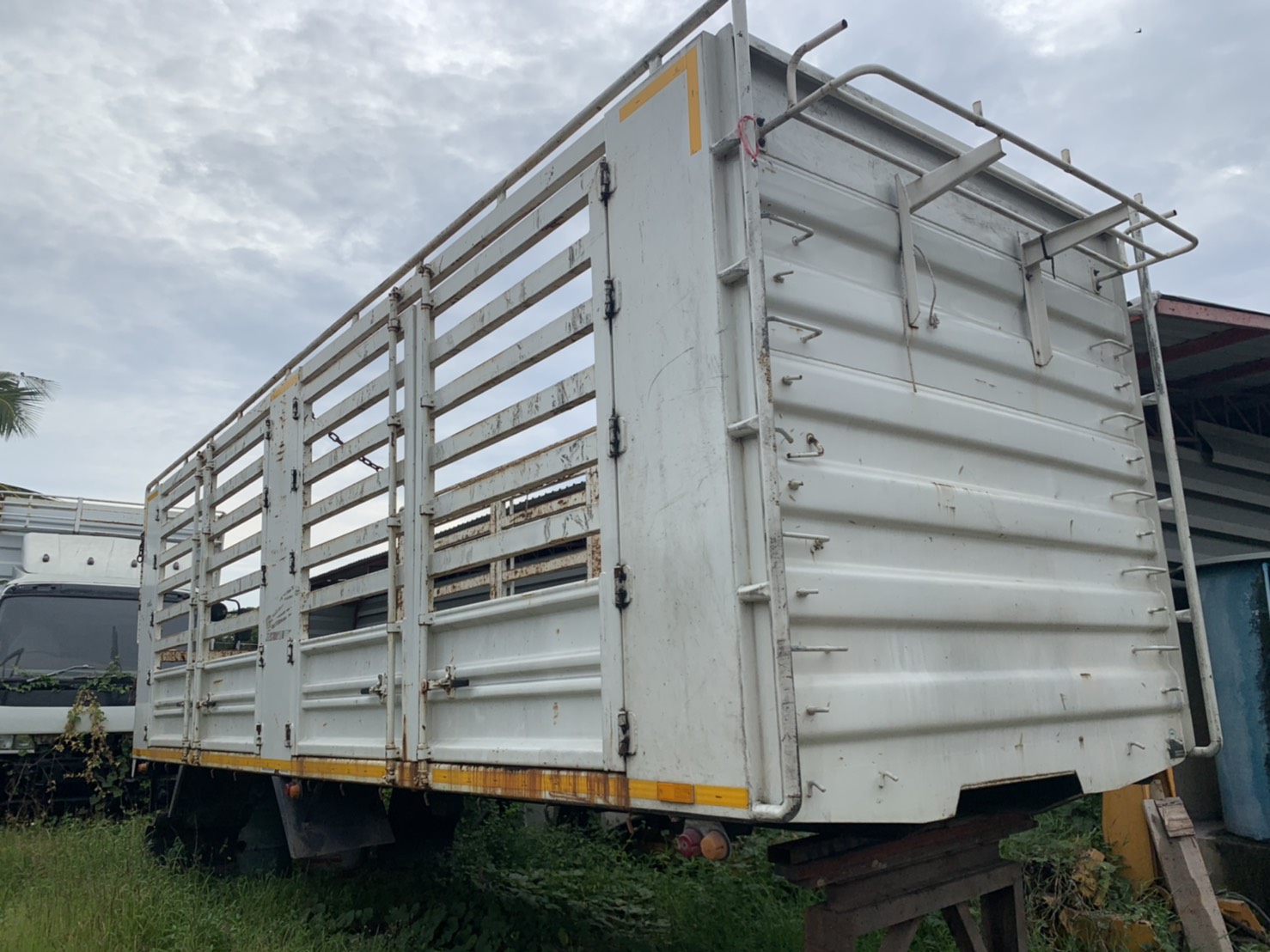 กระบะสามมิตรไม่ดั้๊มพ์ ยาว 7.50 เมตร สนใจโทร 081-9426747