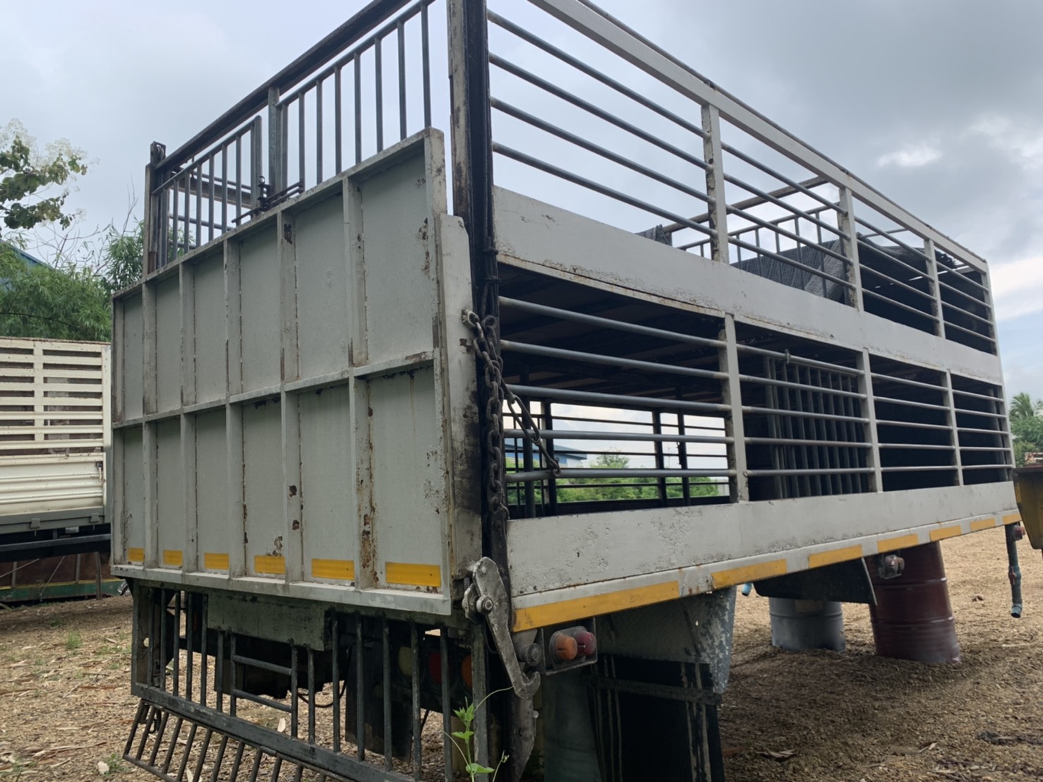 กระบะคอกหมูใส่หกล้อ ยาว 6.50 เมตร กว้าง 2.40 เมตร สนใจโทร 081-9426747 กระบะคอกหมูใส่หกล้อ ยาว 6.50 เมตร กว้าง 2.40 เมตร สนใจโทร 081-9426747